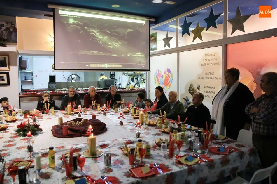 Foto 5 - El obispo se une a las familias del Comedor de los Pobres