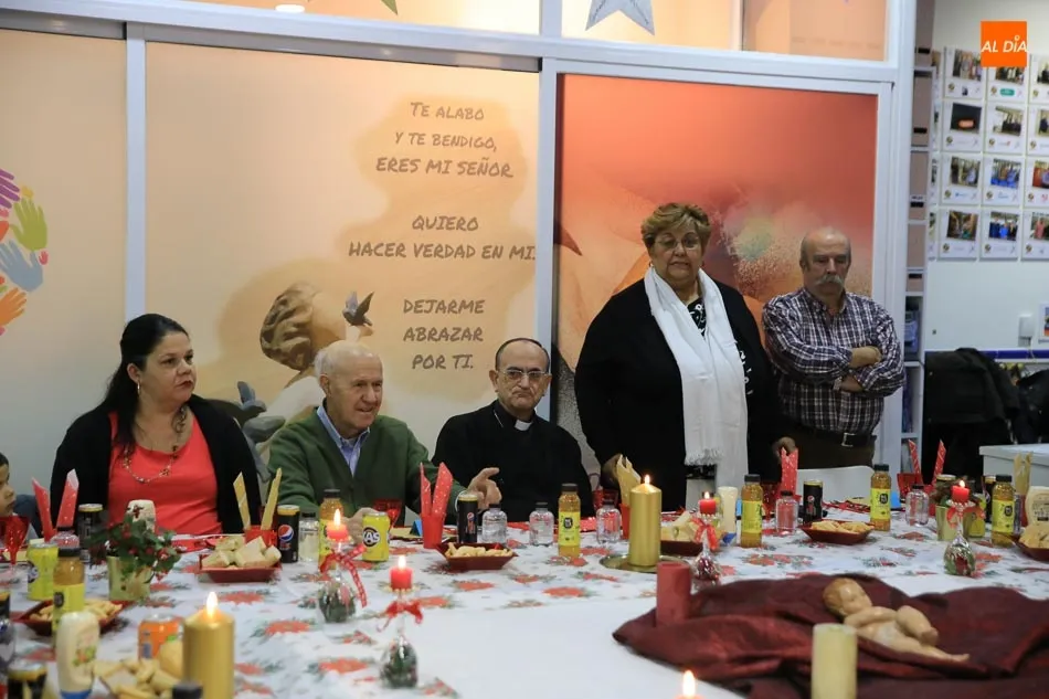 Foto 4 - El obispo se une a las familias del Comedor de los Pobres