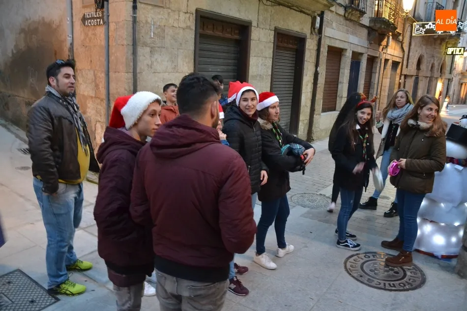 Foto 8 - Los scouts repiten la experiencia de recorrer las calles cantando el pujo  