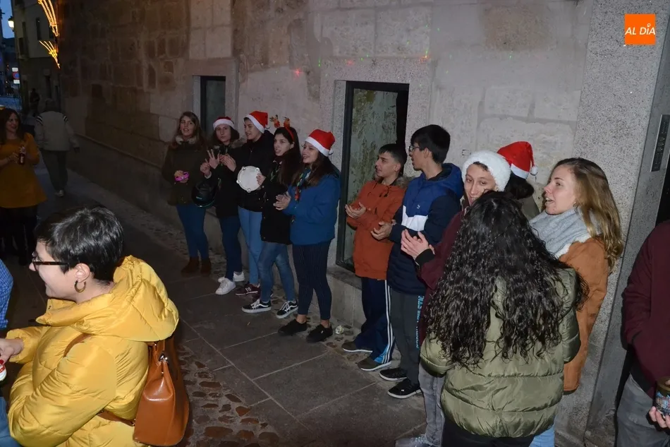 Foto 5 - Los scouts repiten la experiencia de recorrer las calles cantando el pujo  