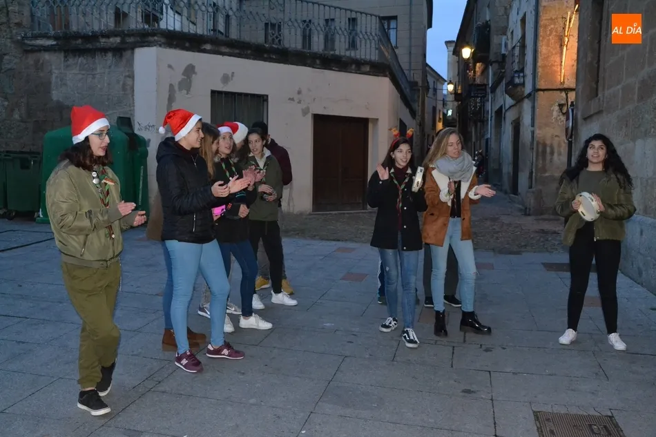 Foto 6 - Los scouts repiten la experiencia de recorrer las calles cantando el pujo  