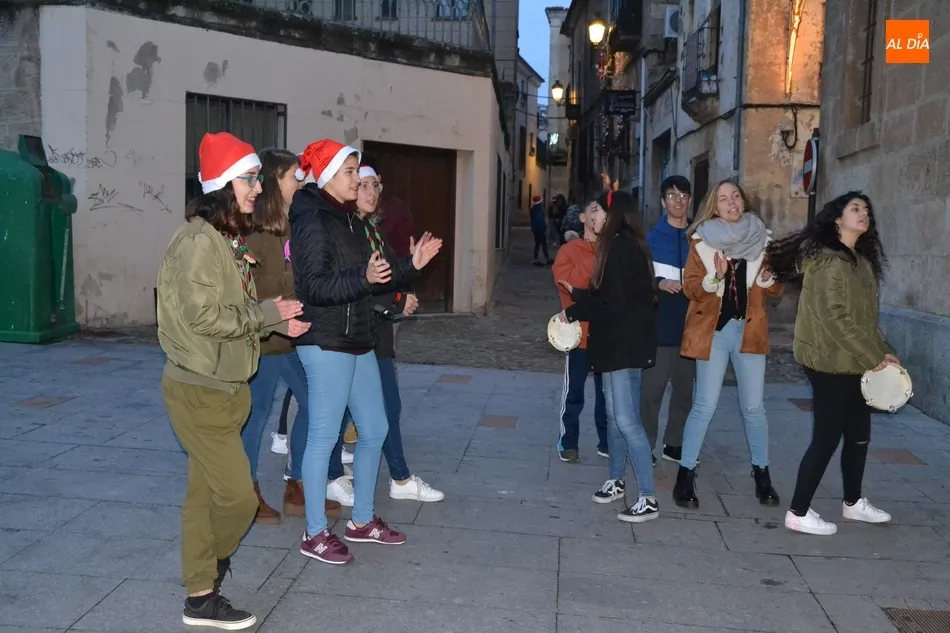 Foto 7 - Los scouts repiten la experiencia de recorrer las calles cantando el pujo  