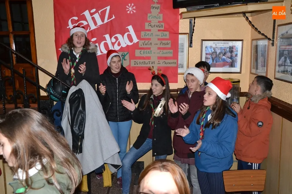 Los scouts repiten la experiencia de recorrer las calles cantando el pujo  