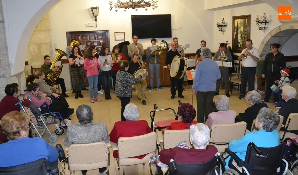La Banda de Música lleva sus canciones a varias residencias del centro histórico  