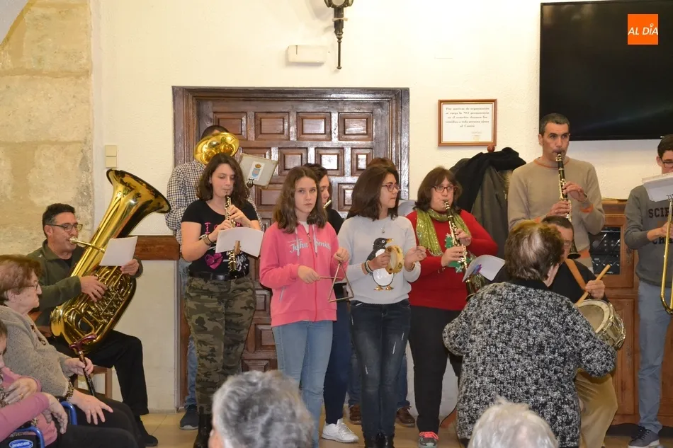 Foto 10 - La Banda de M&uacute;sica lleva sus canciones a varias residencias del centro hist&oacute;rico  