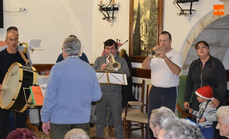 Foto 8 - La Banda de M&uacute;sica lleva sus canciones a varias residencias del centro hist&oacute;rico  