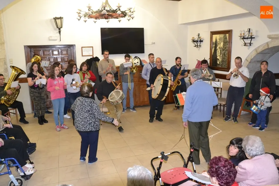 Foto 7 - La Banda de M&uacute;sica lleva sus canciones a varias residencias del centro hist&oacute;rico  