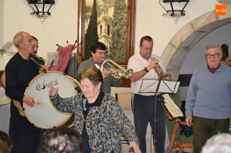 Foto 2 - La Banda de M&uacute;sica lleva sus canciones a varias residencias del centro hist&oacute;rico  
