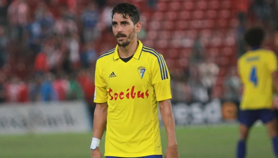Javi Carpio en un partido con el Cádiz, en el que ha sido titular en las dos últimas campañas, en 2ªA. Foto Portal Cadista.