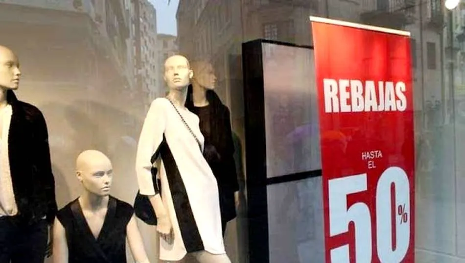 Escaparate de Salamanca en el que se anunciaban las rebajas en la campaña anterior