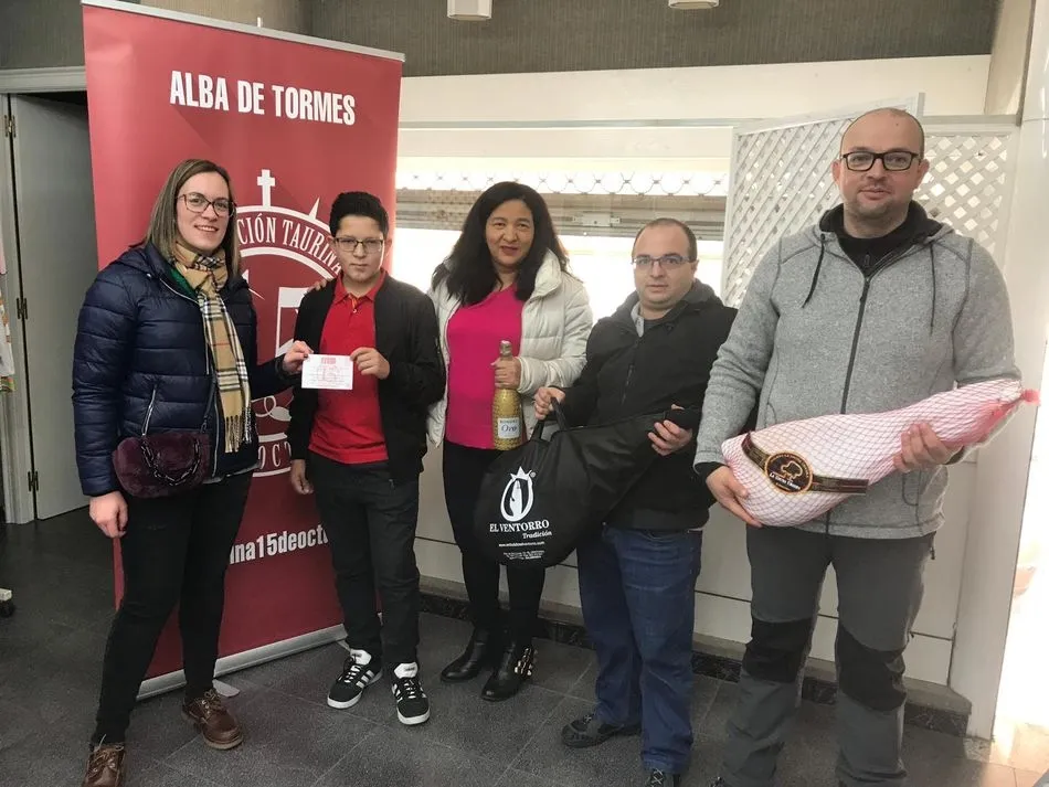 La junta directiva entregó la cesta al ganador