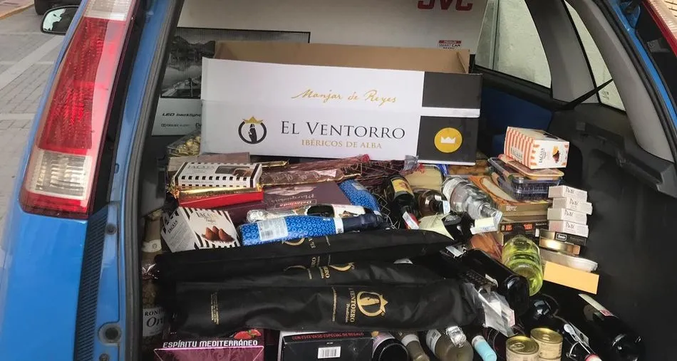 Foto 2 - La Asociaci&oacute;n Taurina 15 de Octubre entrega su cesta de Navidad