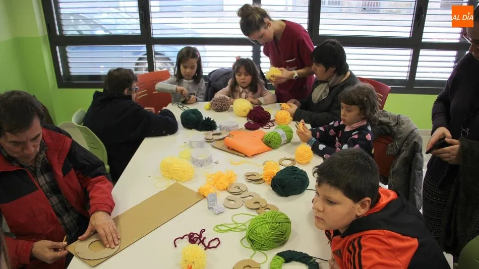 Los más pequeños, y usuarios y empleados de Asprodes Vitigudino compartieron actividades en el taller celebrado este miércoles