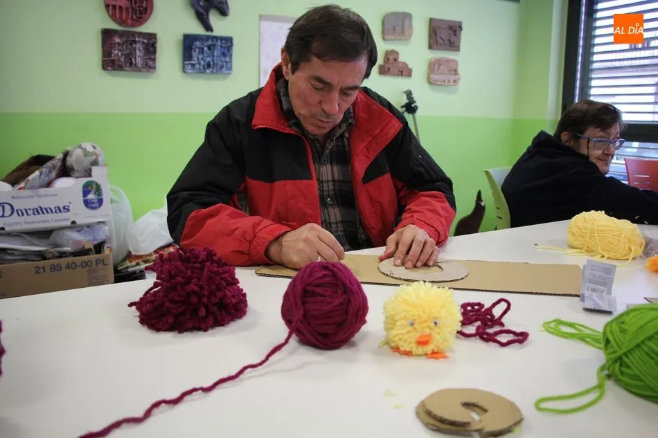 Foto 11 - Los m&aacute;s peque&ntilde;os y los usuarios de Asprodes comparten un taller de manualidades  
