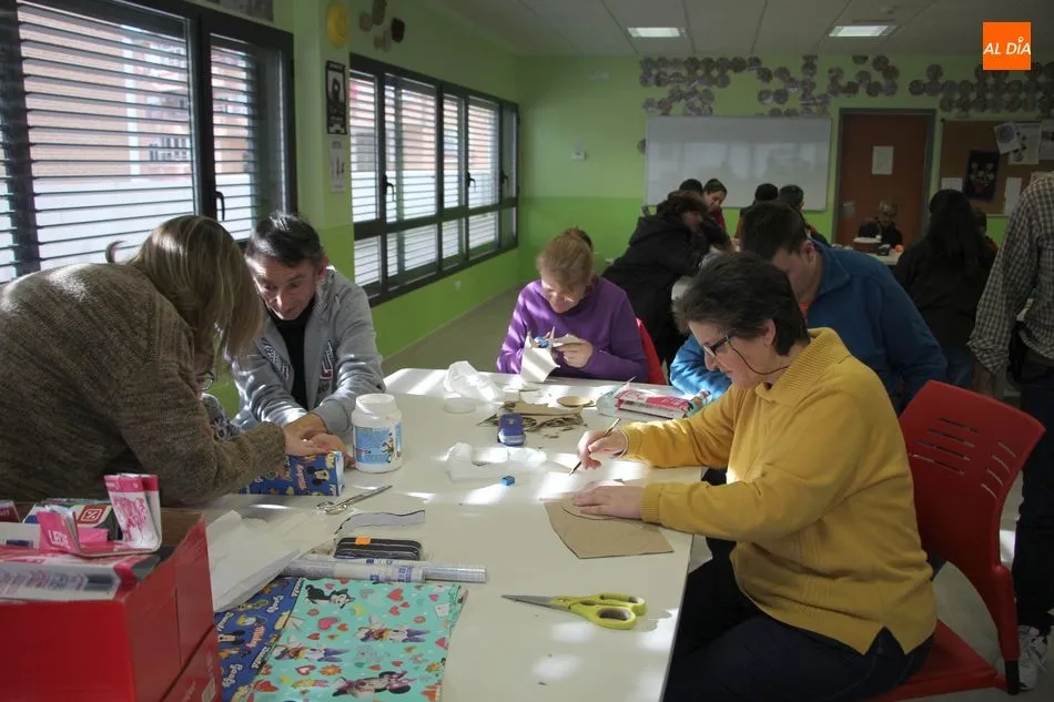 Foto 10 - Los m&aacute;s peque&ntilde;os y los usuarios de Asprodes comparten un taller de manualidades  