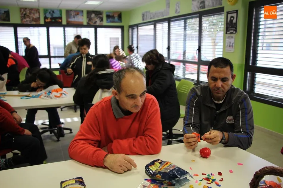 Foto 8 - Los m&aacute;s peque&ntilde;os y los usuarios de Asprodes comparten un taller de manualidades  