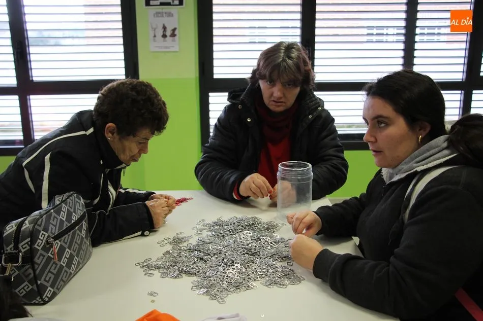 Foto 5 - Los m&aacute;s peque&ntilde;os y los usuarios de Asprodes comparten un taller de manualidades  