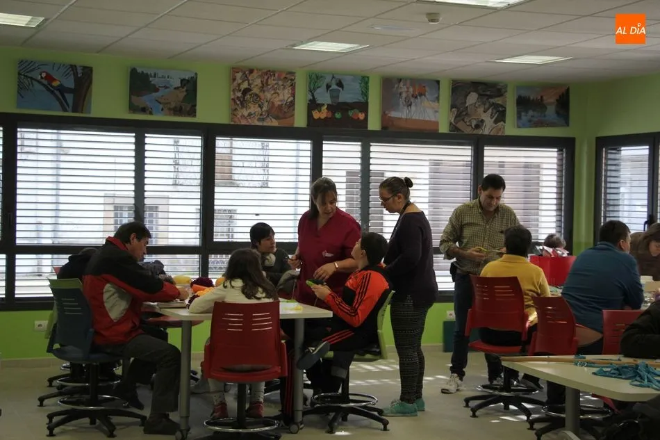 Foto 4 - Los m&aacute;s peque&ntilde;os y los usuarios de Asprodes comparten un taller de manualidades  