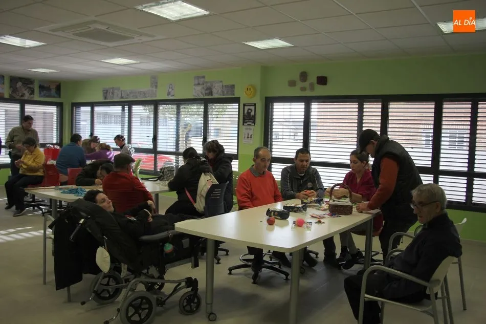 Foto 3 - Los m&aacute;s peque&ntilde;os y los usuarios de Asprodes comparten un taller de manualidades  