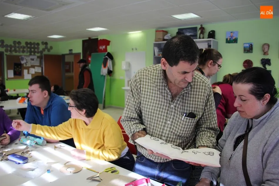 Foto 2 - Los m&aacute;s peque&ntilde;os y los usuarios de Asprodes comparten un taller de manualidades  