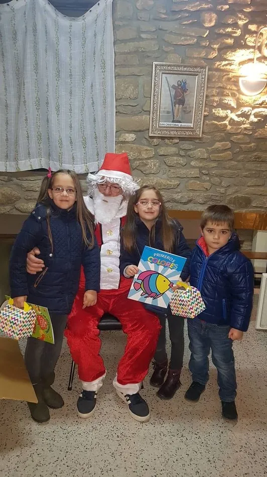 Foto 8 - Pap&aacute; Noel visita a los ni&ntilde;os de Guadramiro  