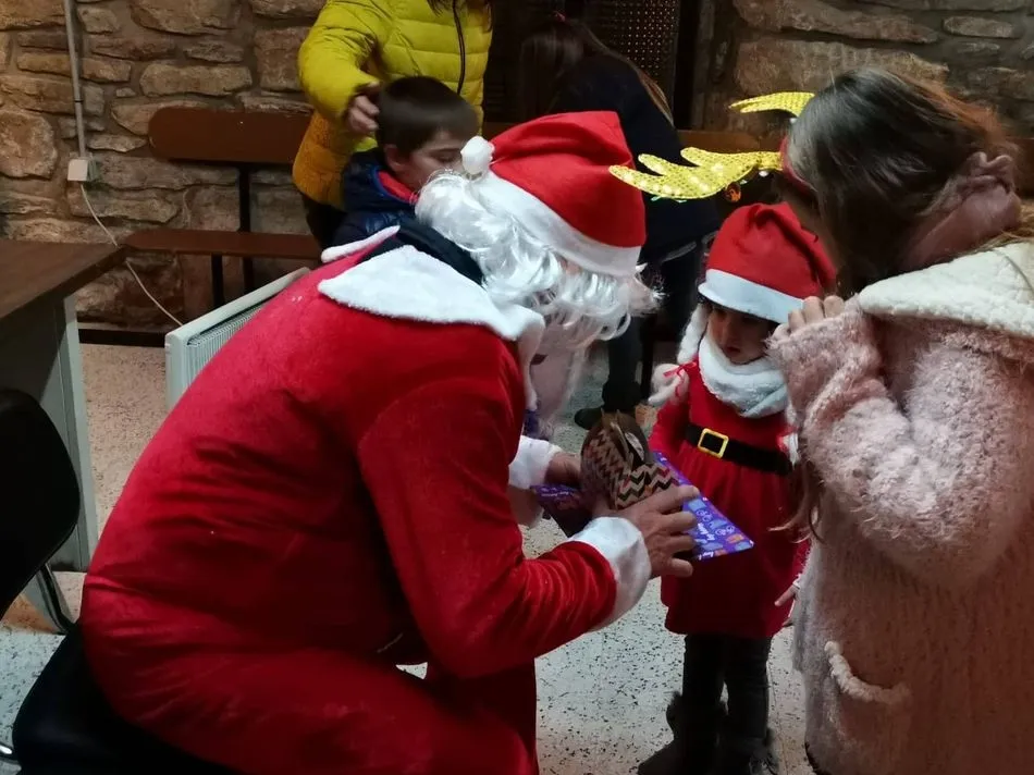 Foto 7 - Pap&aacute; Noel visita a los ni&ntilde;os de Guadramiro  
