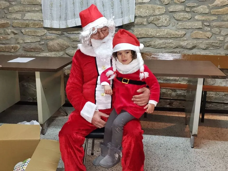 Foto 6 - Pap&aacute; Noel visita a los ni&ntilde;os de Guadramiro  