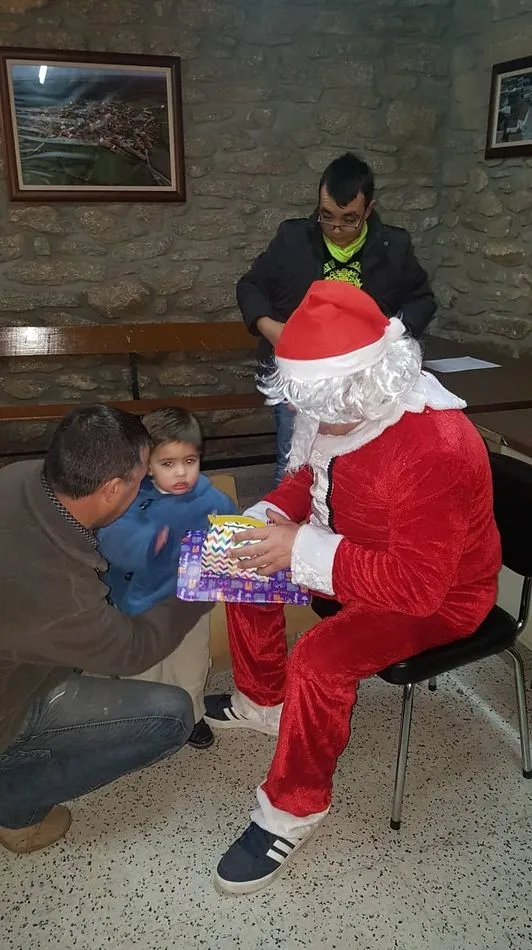Foto 5 - Pap&aacute; Noel visita a los ni&ntilde;os de Guadramiro  