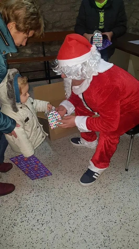 Foto 4 - Pap&aacute; Noel visita a los ni&ntilde;os de Guadramiro  