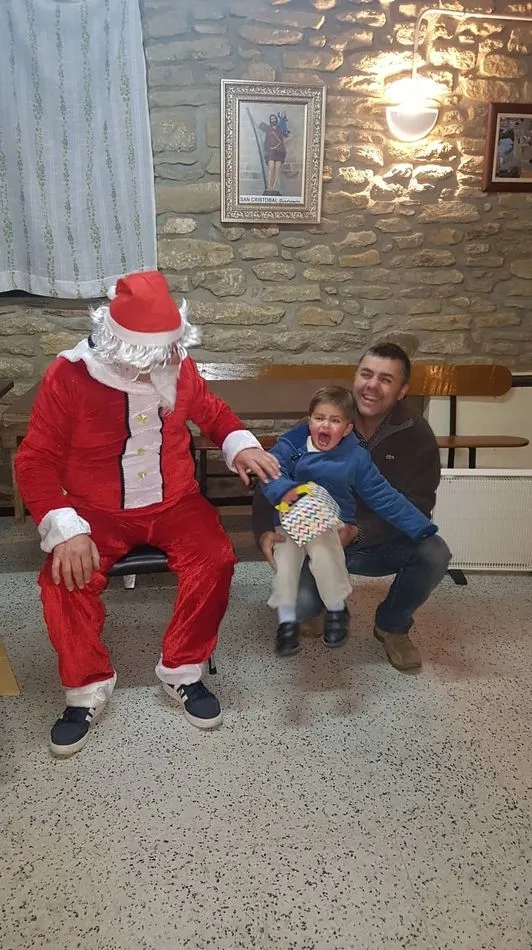 Foto 3 - Pap&aacute; Noel visita a los ni&ntilde;os de Guadramiro  