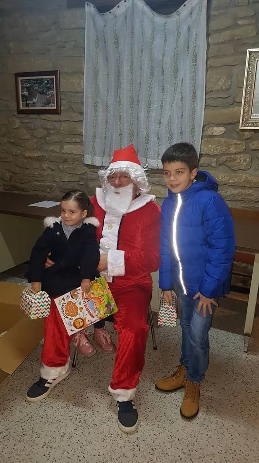 Foto 2 - Pap&aacute; Noel visita a los ni&ntilde;os de Guadramiro  