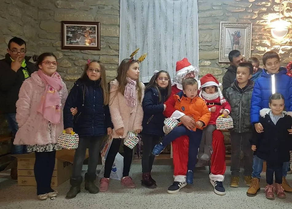 Foto 11 - Pap&aacute; Noel visita a los ni&ntilde;os de Guadramiro  