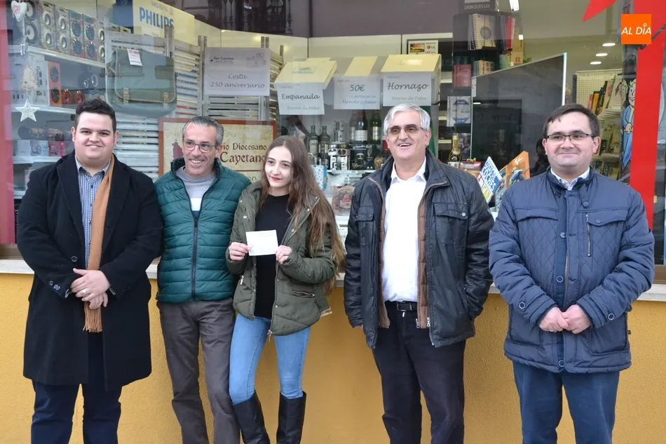 La joven Alba Sánchez Martín se lleva la gran cesta navideña del Seminario  