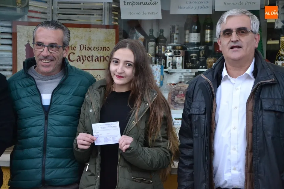 Foto 3 - La joven Alba S&aacute;nchez Mart&iacute;n se lleva la gran cesta navide&ntilde;a del Seminario  