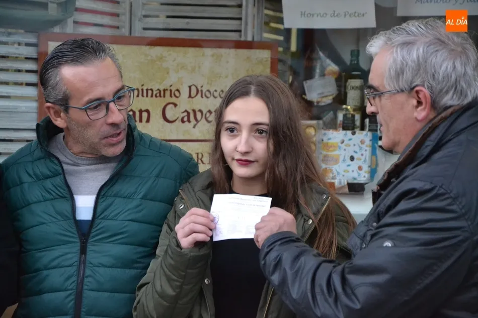 Foto 2 - La joven Alba S&aacute;nchez Mart&iacute;n se lleva la gran cesta navide&ntilde;a del Seminario  