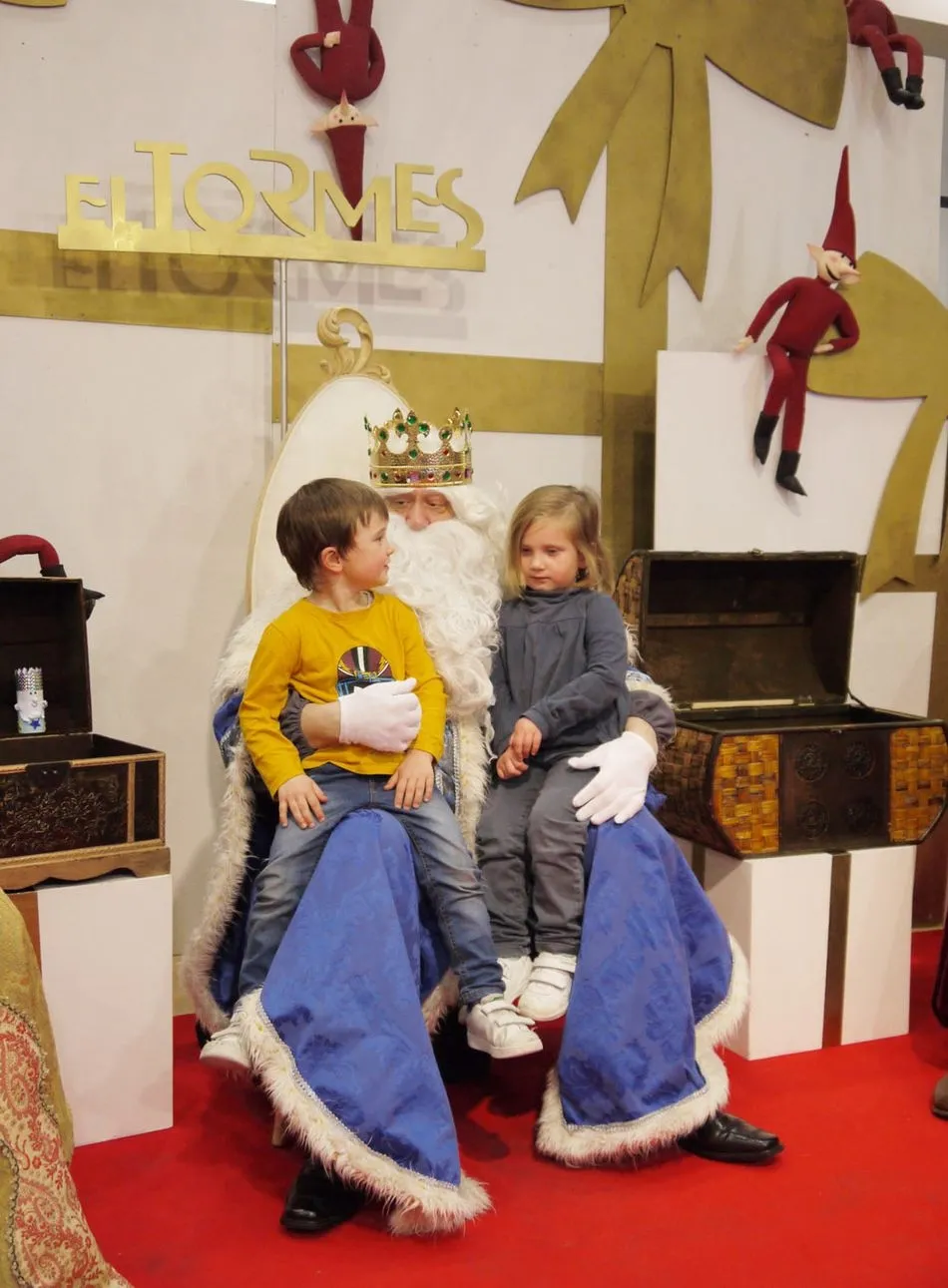 Foto 10 - Decenas de ni&ntilde;os piden sus regalos a los Reyes Magos en el Centro Comercial El Tormes  