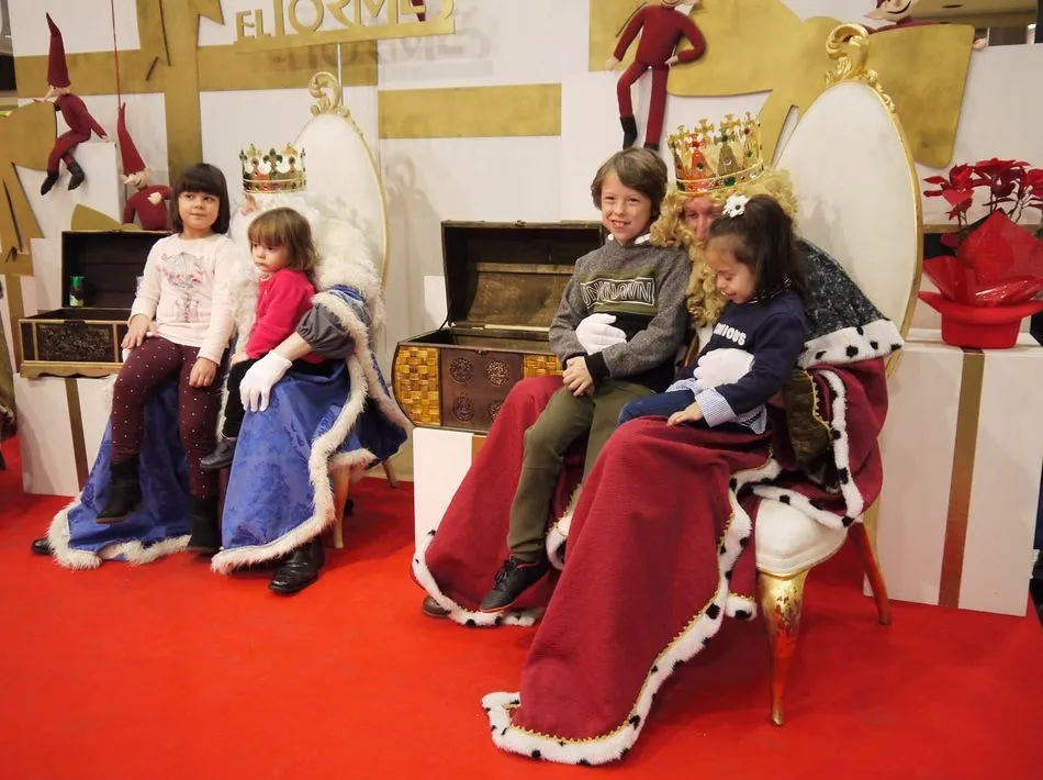 Foto 9 - Decenas de ni&ntilde;os piden sus regalos a los Reyes Magos en el Centro Comercial El Tormes  