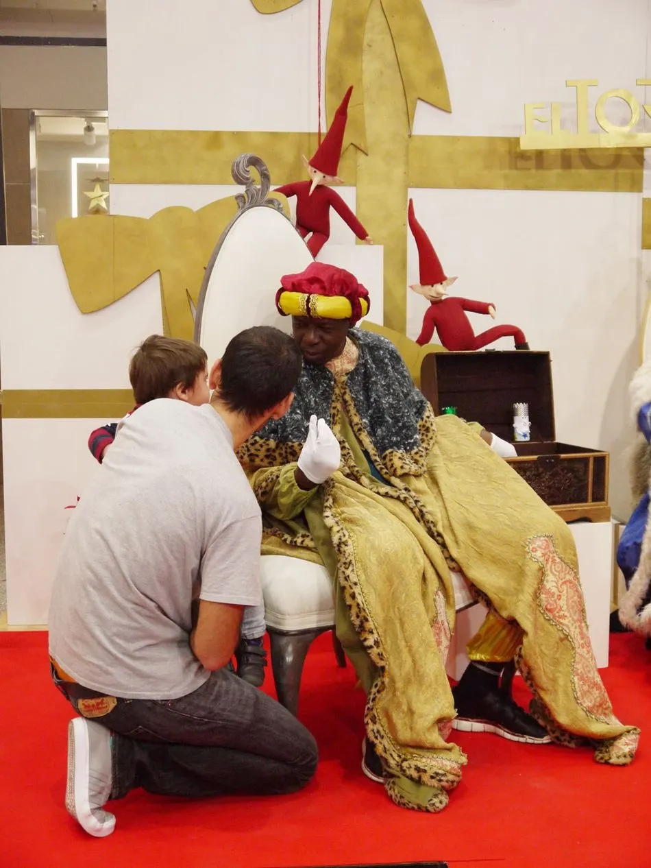 Foto 8 - Decenas de ni&ntilde;os piden sus regalos a los Reyes Magos en el Centro Comercial El Tormes  