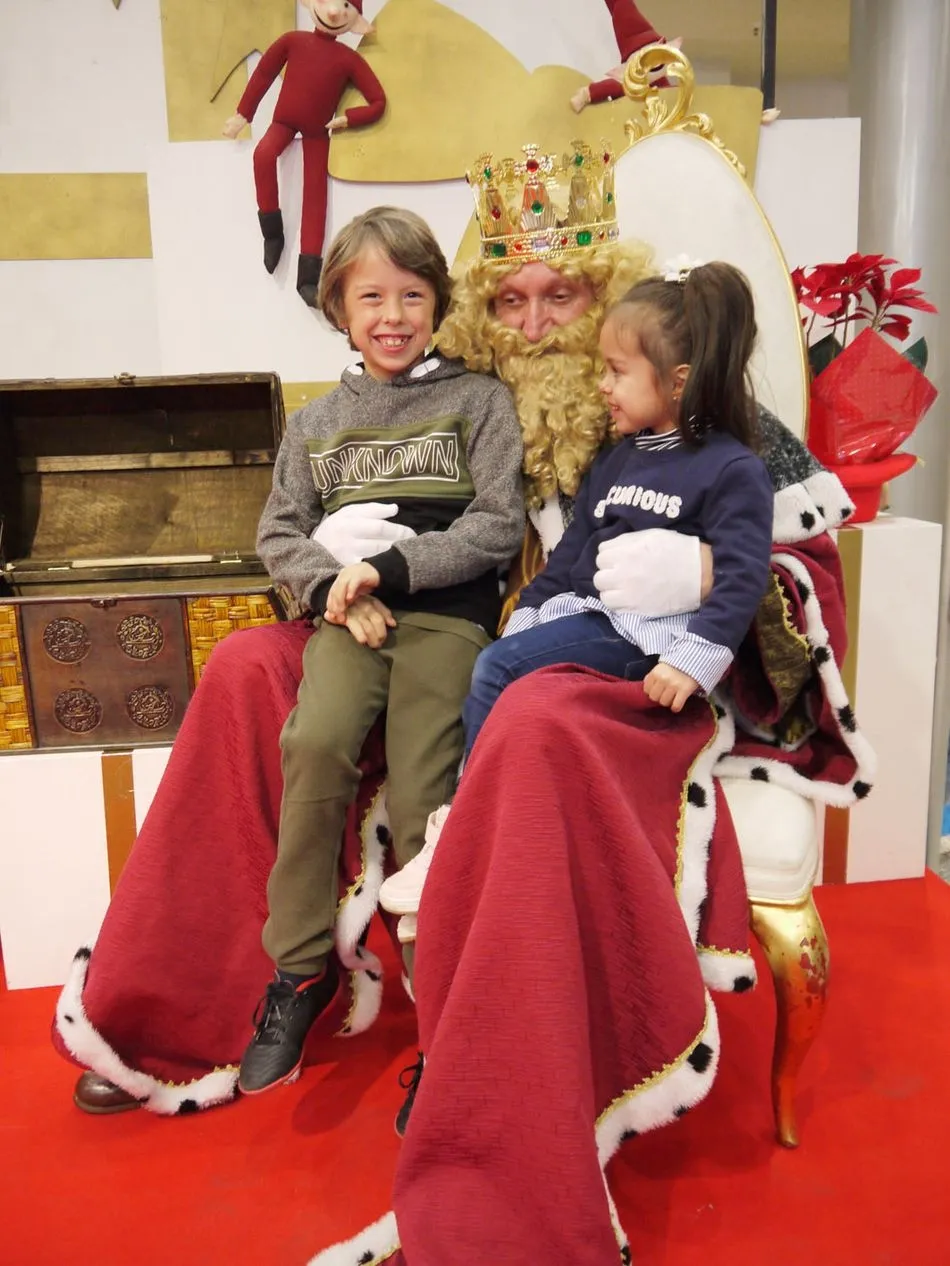 Foto 7 - Decenas de ni&ntilde;os piden sus regalos a los Reyes Magos en el Centro Comercial El Tormes  