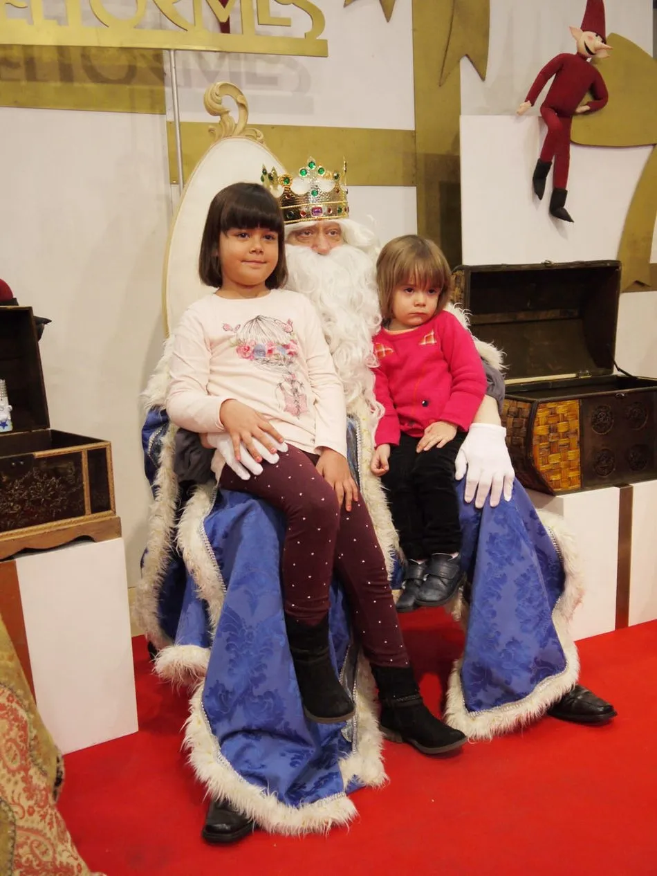 Foto 6 - Decenas de ni&ntilde;os piden sus regalos a los Reyes Magos en el Centro Comercial El Tormes  