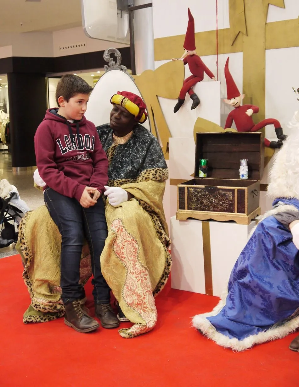 Foto 5 - Decenas de ni&ntilde;os piden sus regalos a los Reyes Magos en el Centro Comercial El Tormes  