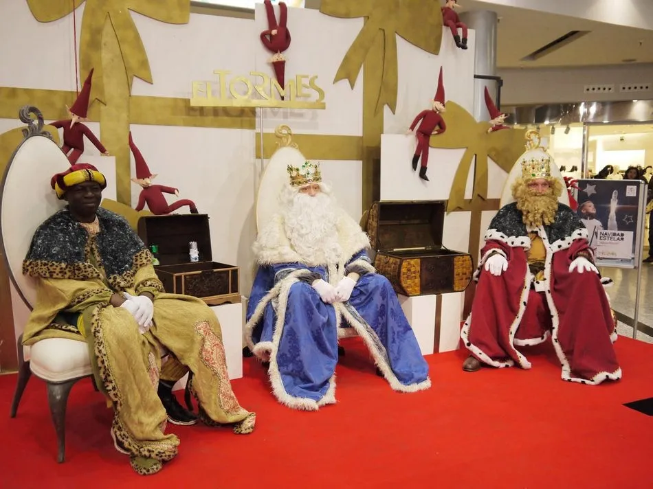 Foto 4 - Decenas de ni&ntilde;os piden sus regalos a los Reyes Magos en el Centro Comercial El Tormes  