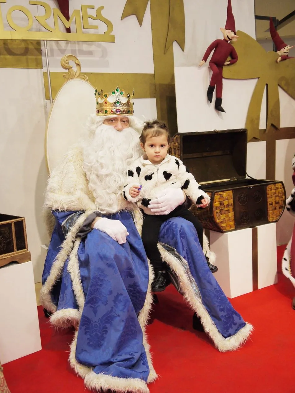 Foto 3 - Decenas de ni&ntilde;os piden sus regalos a los Reyes Magos en el Centro Comercial El Tormes  