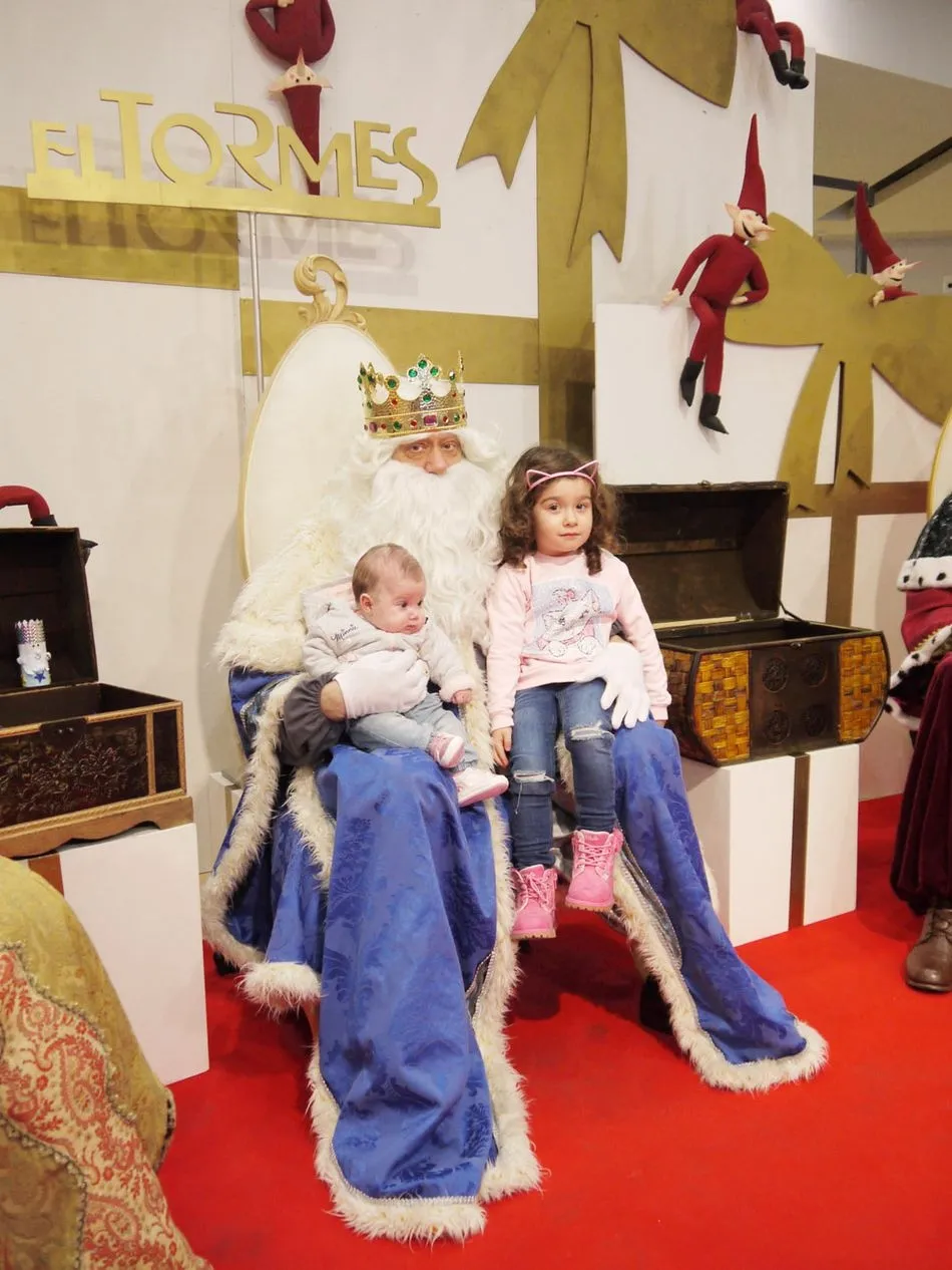 Foto 2 - Decenas de ni&ntilde;os piden sus regalos a los Reyes Magos en el Centro Comercial El Tormes  