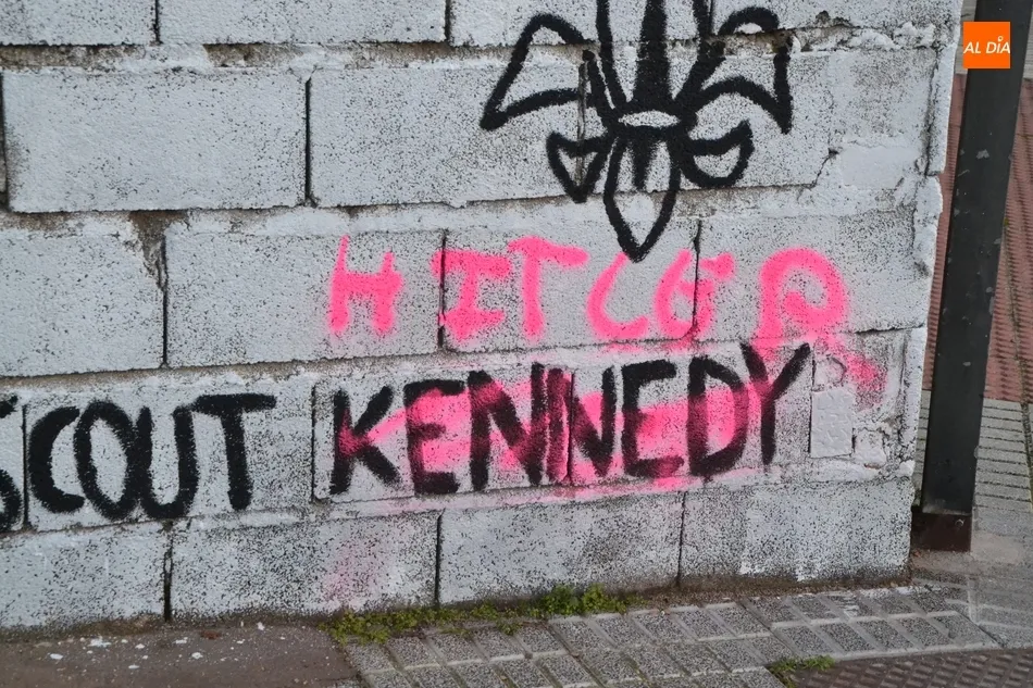 Foto 2 - Atacado uno de los grafitis creados por el Grupo Scout Kennedy para festejar su 45&ordm; Aniversario  