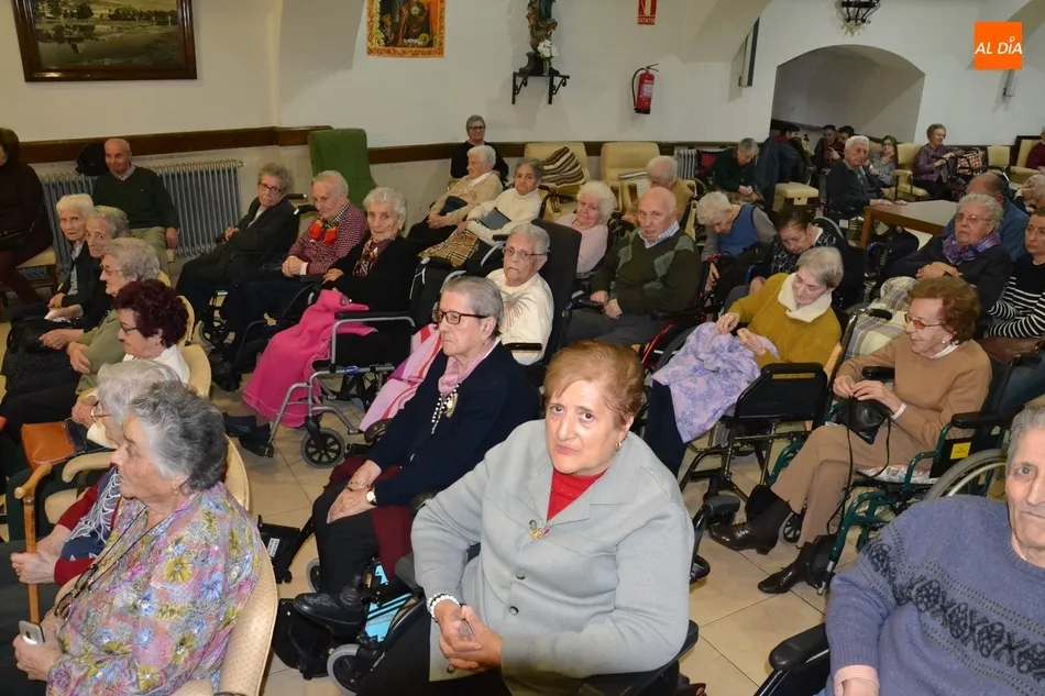Foto 8 - Lauren Risue&ntilde;o anima con sus canciones a los residentes del Hospital de la Pasi&oacute;n  