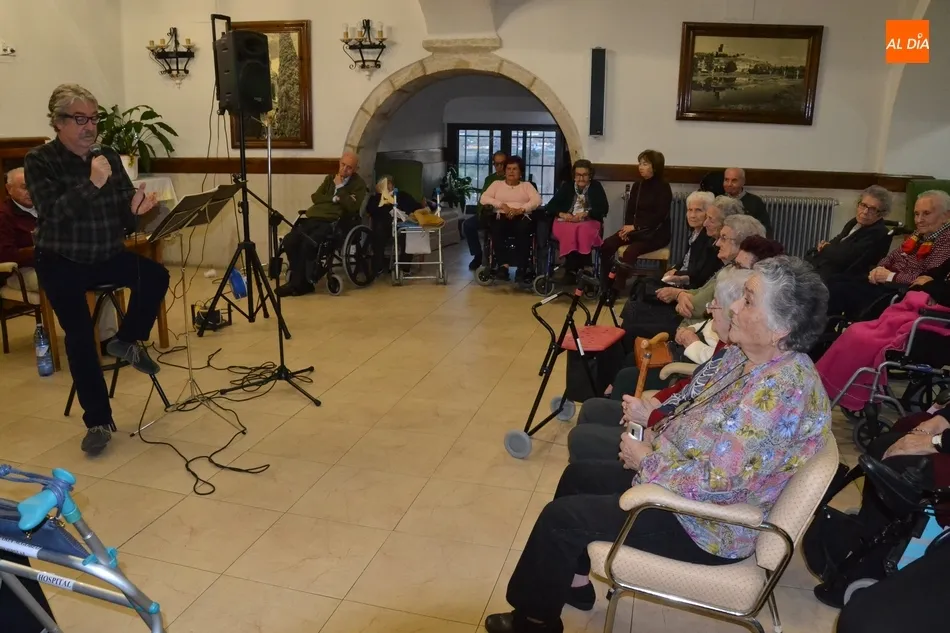 Foto 9 - Lauren Risue&ntilde;o anima con sus canciones a los residentes del Hospital de la Pasi&oacute;n  