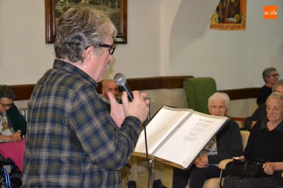 Foto 3 - Lauren Risue&ntilde;o anima con sus canciones a los residentes del Hospital de la Pasi&oacute;n  