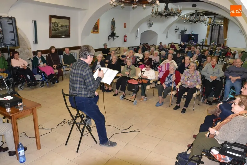 Lauren Risueño anima con sus canciones a los residentes del Hospital de la Pasión  