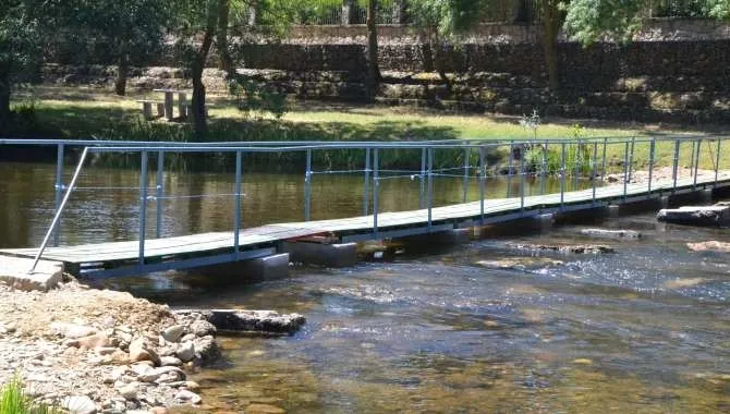 Imagen de la pasarela que instalaron varios vecinos en 2014